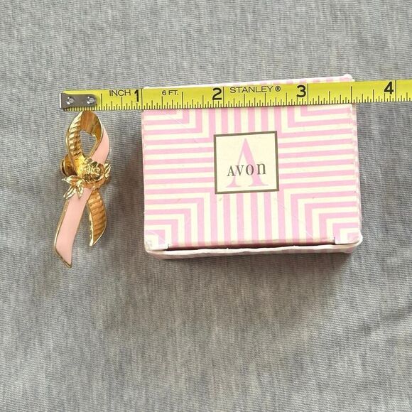 Vintage 1990s AVON Pink Enamel Breast Cancer Awareness Ribbon Pin New w/ Box - Picture 3 of 9